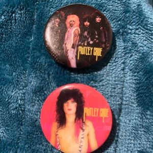 Set of 2 Mötley Crüe buttons rock badges